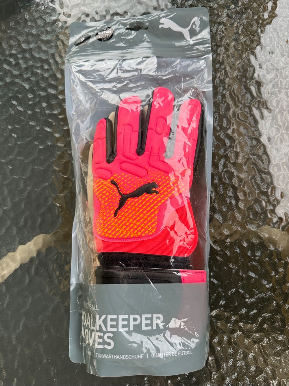 PUMA FUTURE MATCH NC GOALKEEPER GLOVES (Soccer)
Model # 041926 02